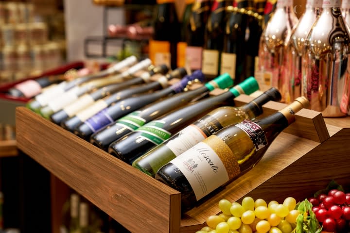 世界酒品專區精選超過40個國家、2,500多支經典酒款，中秋月圓時刻品好酒，為過節情致加分。