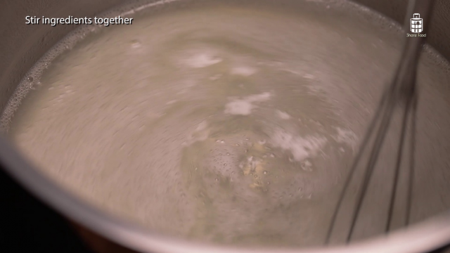 Stirring and boiling jelly filling