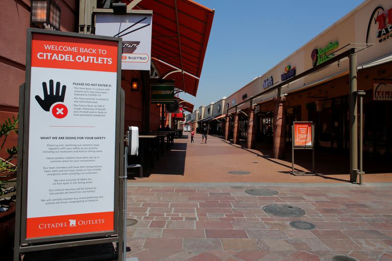 Imagen de archivo del centro comercial Citadel Outlet mientras reabre sus puertas durante el brote de coronavirus en Commerce, California, EEUU