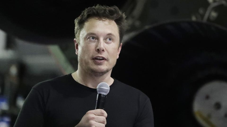 Der Tech-Milliardär Elon Musk tüftelt offenbar in größerem Stil daran, die Bordcomputer in Teslas Elektroautos zu Videospielkonsolen umzurüsten. Foto: Chris Carlson/AP
