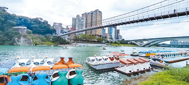 昔為「台灣八景十二勝」之一的新店碧潭，踏上碧潭吊橋，可將碧潭風光盡收眼底，每到假日遊客踩踏水上腳踏車，形成碧潭獨特的景緻。（陳慰慈攝）