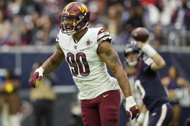 Landover, MD, USA. 10th Sep, 2023. Washington Commanders defensive end  Montez Sweat (90) moves into position during the NFL game between the  Arizona Cardinals and the Washington Commanders in Landover, MD. Reggie