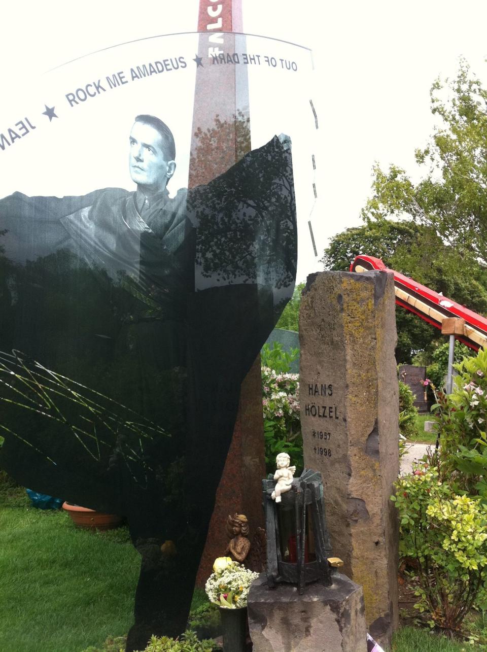 Er liebte die großen Gesten: Falcos Grab auf dem Wiener Zentralfriedhof. (Bild: teleschau / Derks)