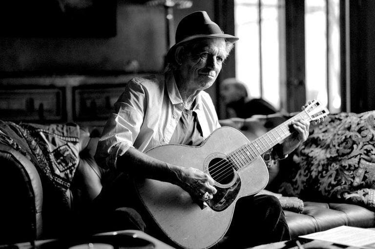 Keith Richards en una imagen del muy recomendable documental de Netflix, Under the Influence