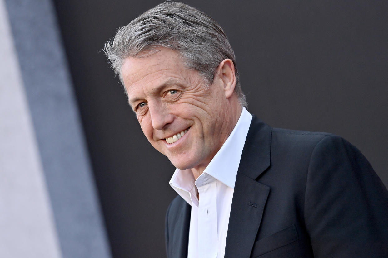 LOS ÁNGELES, CALIFORNIA - 26 DE MARZO: Hugh Grant asiste al estreno de 