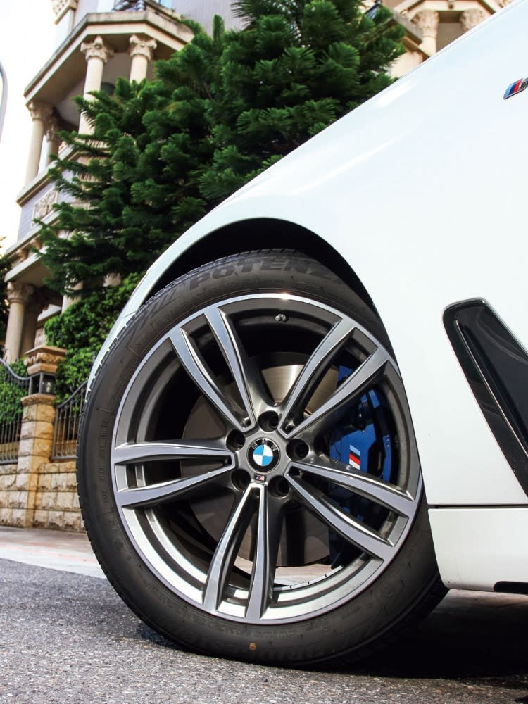 19吋M款五輻式鋁圈，搭配M款藍色煞車卡鉗，吸睛效果十足。