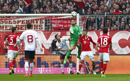 Soccer Football - Bayern Munich v Mainz - Bundesliga - Allianz Arena, Munich, Germany - 22/4/17 Bayern Munich's Sven Ulreich and Thomas Muller in action with Mainz's Yoshinori Muto Reuters / Michaela Rehle Livepic