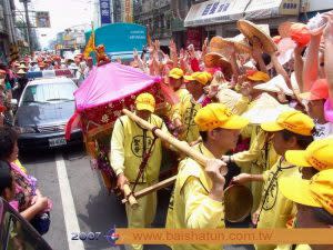 白沙屯媽祖遇靈車，信眾人牆阻喪。（圖／白沙屯媽祖婆網站）