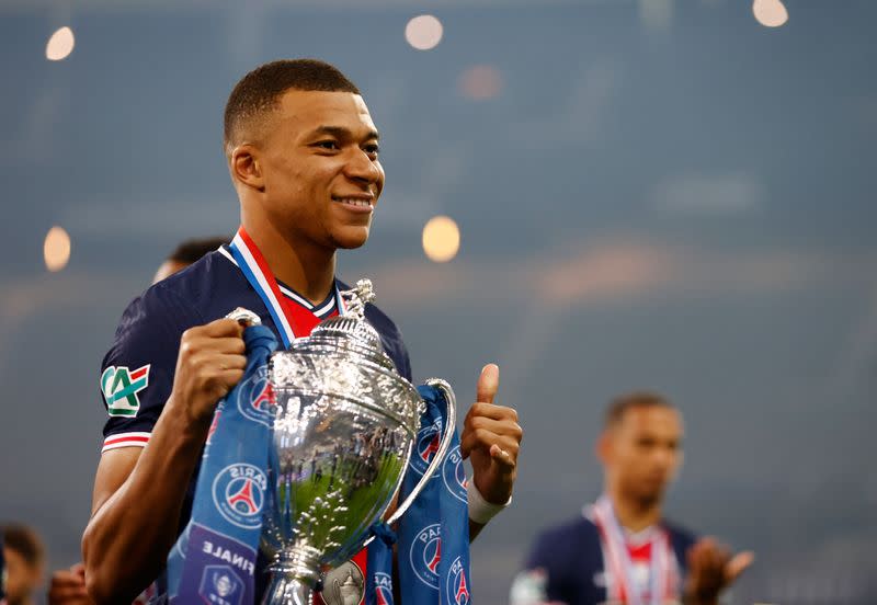 Kylian Mbappé celebra con el trofeo tras ganar con el PSG la Copa de Francia después de derrotar al Mónaco, en el Stade de France, París, Francia