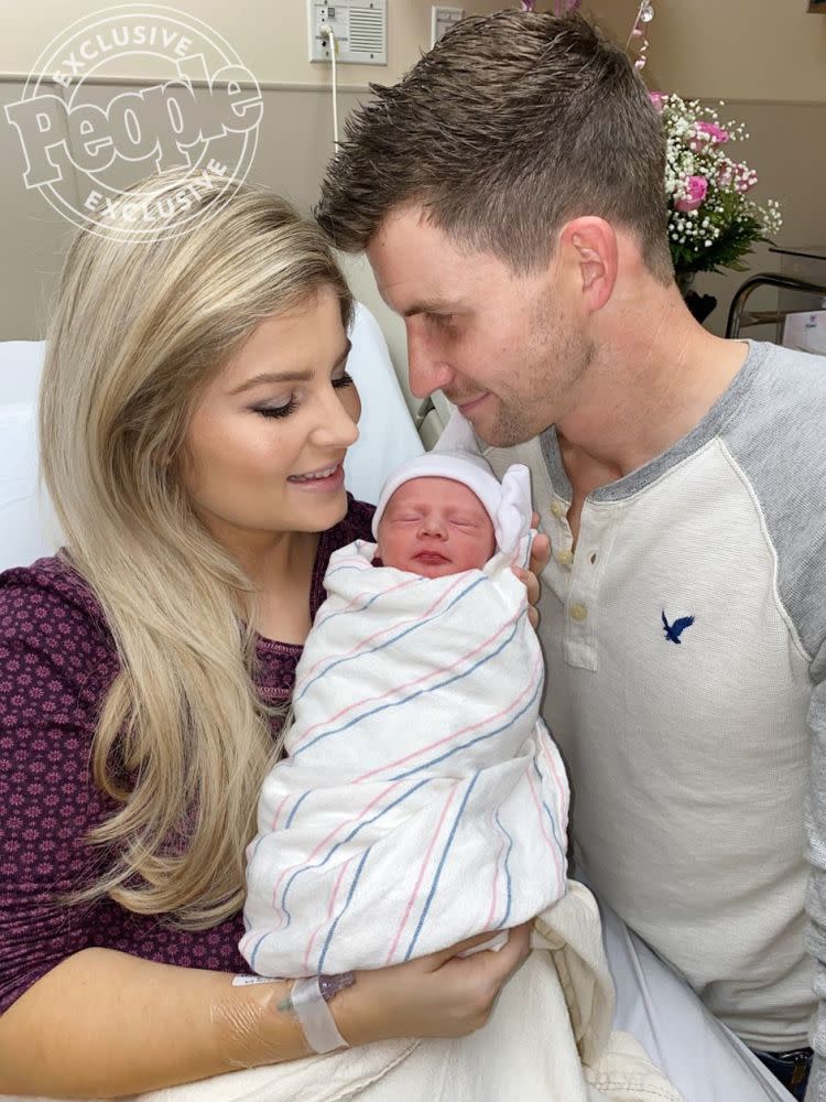 Chad and Erin (Bates) Paine with newborn daughter Holland | Taryn Yager