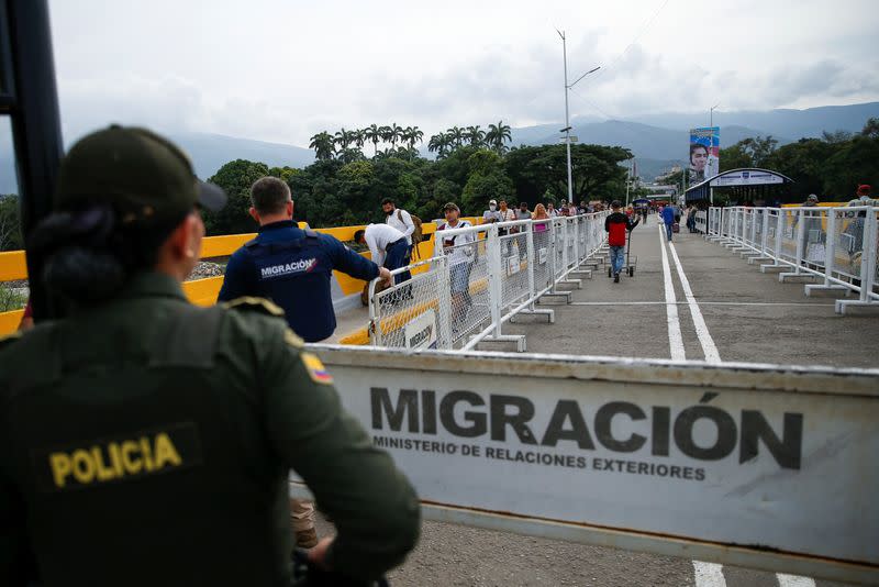 Colombians and Venezuelans get ready for reopening of border