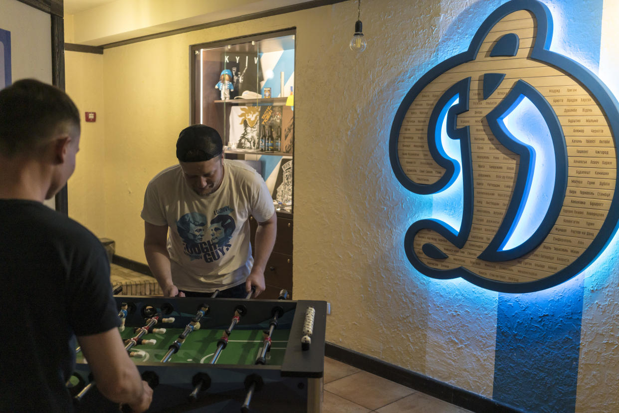 Empleados juegan al futbolín en el Corner Pub, el cual durante mucho tiempo ha sido un punto de encuentro para los aficionados del equipo de fútbol Dinamo de Kiev, en Kiev, el 20 de junio de 2023. (Brendan Hoffman/The New York Times)
