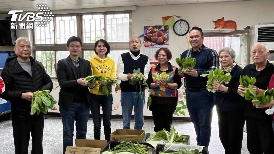 韓國瑜與王鴻薇、侯漢廷到北農買菜，要捐贈物資給獨居者。（圖／黃韋銓攝）