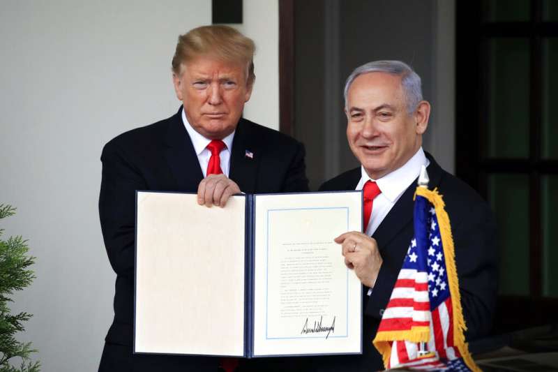 美國總統川普25日在其重要盟友、以色列總理納坦亞胡的見證下簽署公告，美國正式承認以色列對戈蘭高地的主權。（AP）