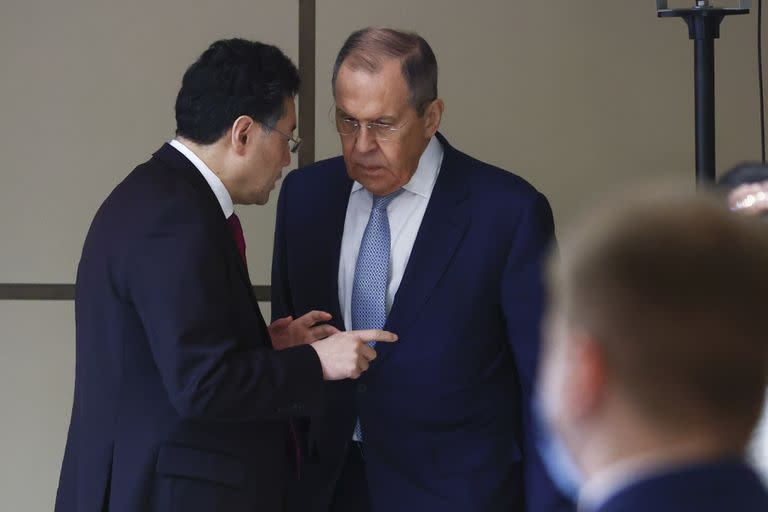 El ministro de Asuntos Exteriores ruso, Serguei Lavrov, y su homólogo chino, Qin Gang, conversan durante su reunión en Samarcanda, Uzbekistán, el jueves 13 de abril de 2023.