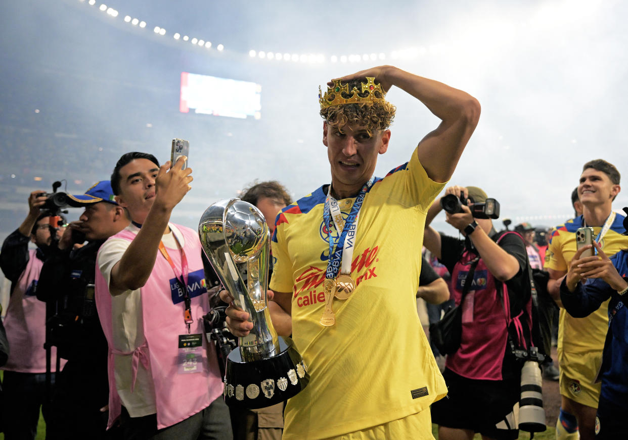 Igor Lichnovsky festejando el título ganado con el América ante Tigres. (CARL DE SOUZA / AFP)