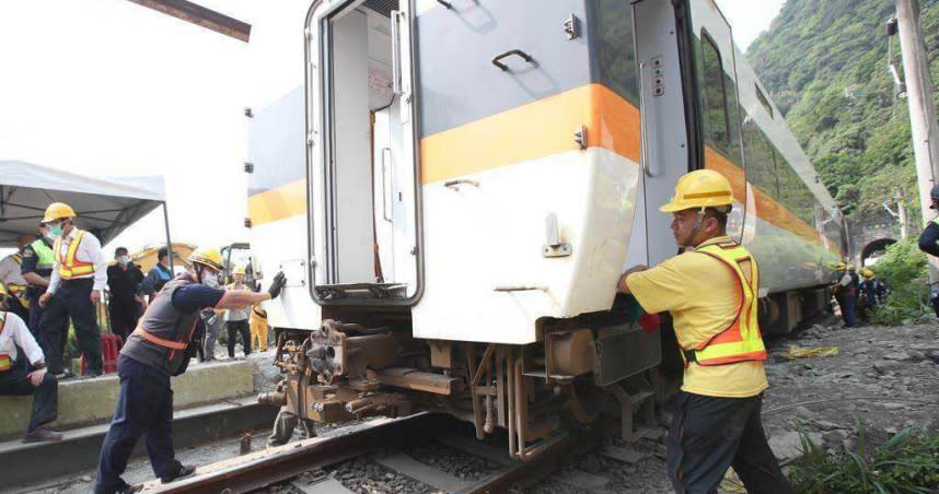 台鐵太魯閣號在花蓮撞上工程車出軌意外，3日工作人員將第二節車廂拖離現場。（鄭任南攝）