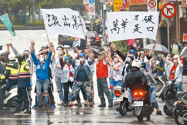 前副總統陳建仁24日陪民進黨台北市長候選人陳時中在中正、萬華區掃街拜票時，遇民眾攔路高舉「萬華不是破口」布條抗議。（范揚光攝）