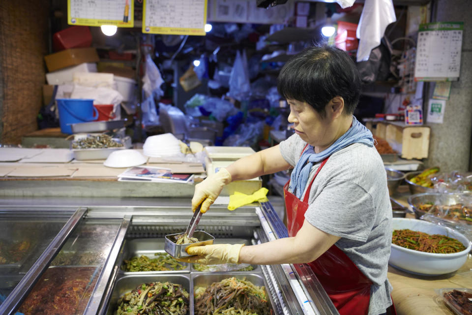 自備容器外帶餐點時，要確保容器乾淨且方便使用，可增加店家配合的意願。