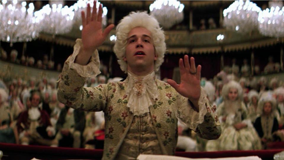 Mesmo sem se prender totalmente a fatos verídicos, ‘Amadeus’ (1984) fala sobre a genialidade de Mozart pelos olhos de um rival. Levou 8 Oscars, incluindo melhor filme.