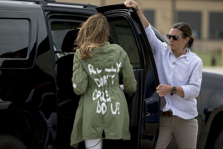 Melania Trump y un abrigo que abrió una polémica