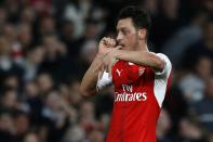 <p>Selon le Telegraph, les Gunners ne retiendront pas Mesut Özil en cas d’offres intéressantes. Lié jusqu’en 2018 avec Arsenal, l’Allemand attends toujours un signe de ses dirigeants pour une éventuelle prolongation de contrat. </p>