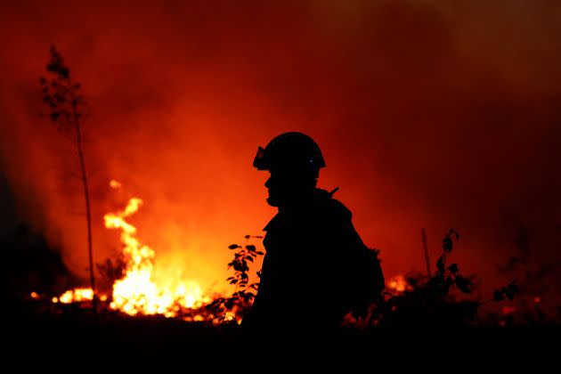 Un pompier lutant contre l'incendie à Louchats, en Gironde, le 17 juillet 2022. (Photo: Sarah Meyssonnier via Reuters)