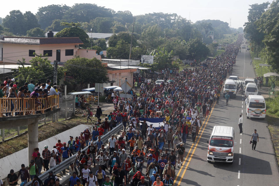 Migrantes centroamericanos caminan en una carretera de Ciudad Hidalgo, México, rumbo a la frontera de Estados Unidos, el domingo 21 de octubre de 2018. (AP Foto/Moisés Castillo)