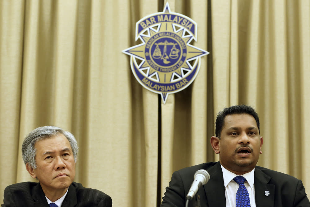 Malaysian Bar vice president Roger Chan Weng Keng (left) and president Abdul Fareed Abdul Gafoor during a press conference in Kuala Lumpur March 16, 2019. — Picture by Yusof Mat Isa