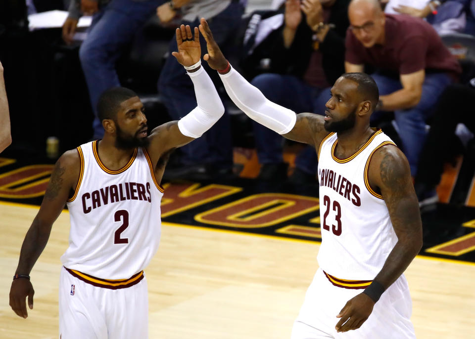 LeBron James和Kyrie Irving曾是隊友。 (Photo by Gregory Shamus/Getty Images)