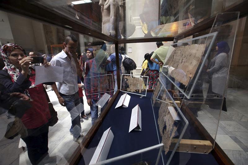 En 2013, un equipo de arqueólogos de la Universidad francesa de la Sorbonne y de la egipcia Asiut descubrió en Egipto el puerto histórico de Wadi al Gurf, en la costa del mar Rojo, con los papiros más antiguos hallados hasta el momento. Esos papiros fueron trasladados al Museo de la ciudad de Suez (este) para que fueran estudiados. El puerto, que se remonta a la época del faraón Keops -el segundo rey de la IV dinastía que reinó hace más de 4.500 años- cuenta con un muelle y a él llegaban barcos con bronce y metales procedentes de la península del Sinaí. Foto: EFE