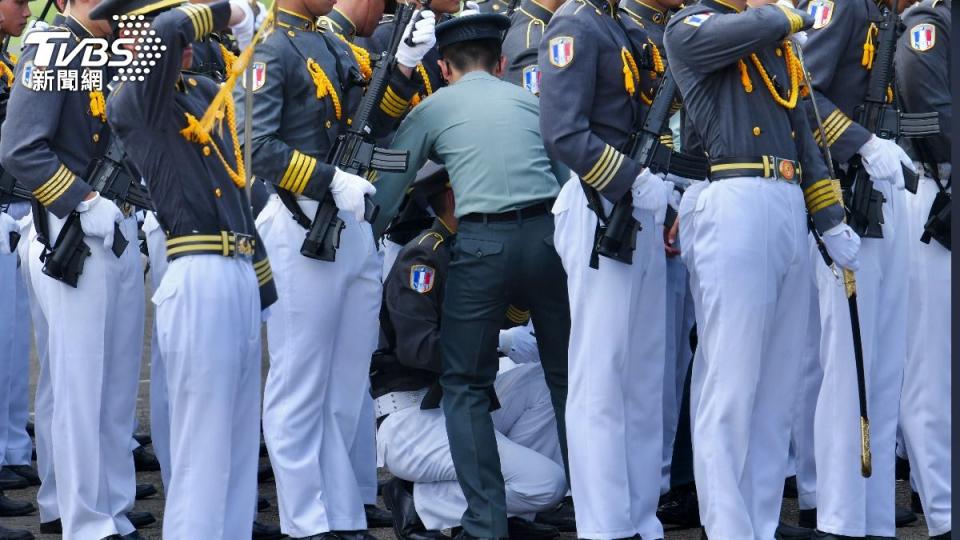 軍校生最後被攙扶出隊伍，槍枝由其他同僚協助拿走。（圖／胡瑞麒攝）