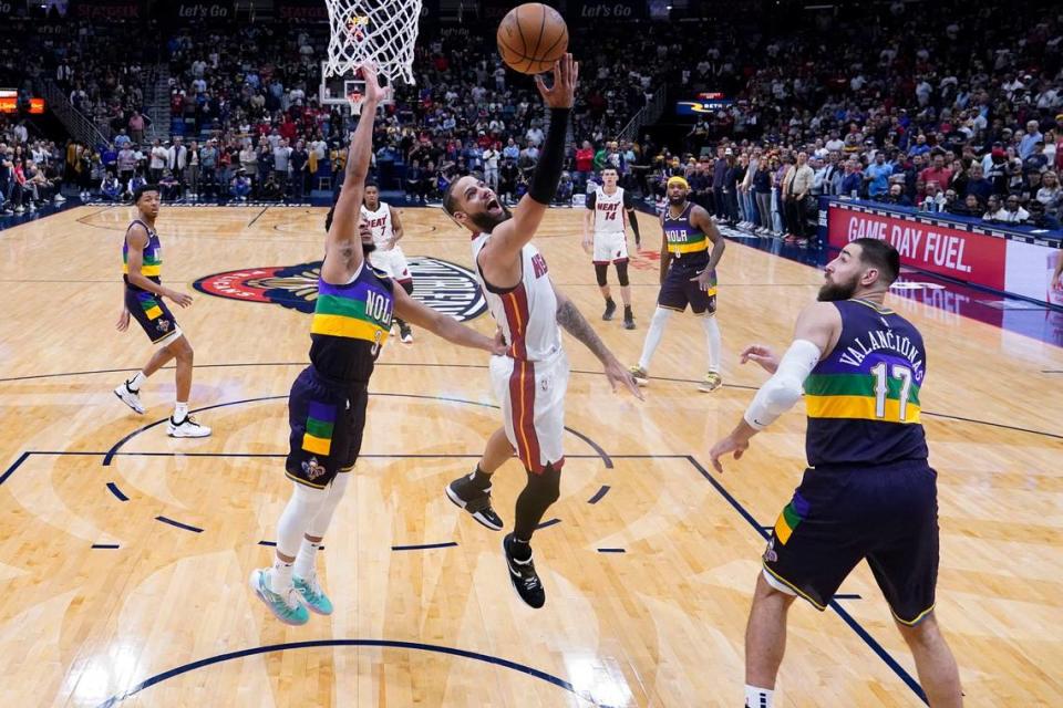 El delantero del Heat de Miami Caleb Martin (16) entra al aro ante la marca de CJ McCollum (izq.) y Jonas Valanciunas, de los Pelicans, en el partido celebrado el 18 de enero de 2023 en New Orleans.