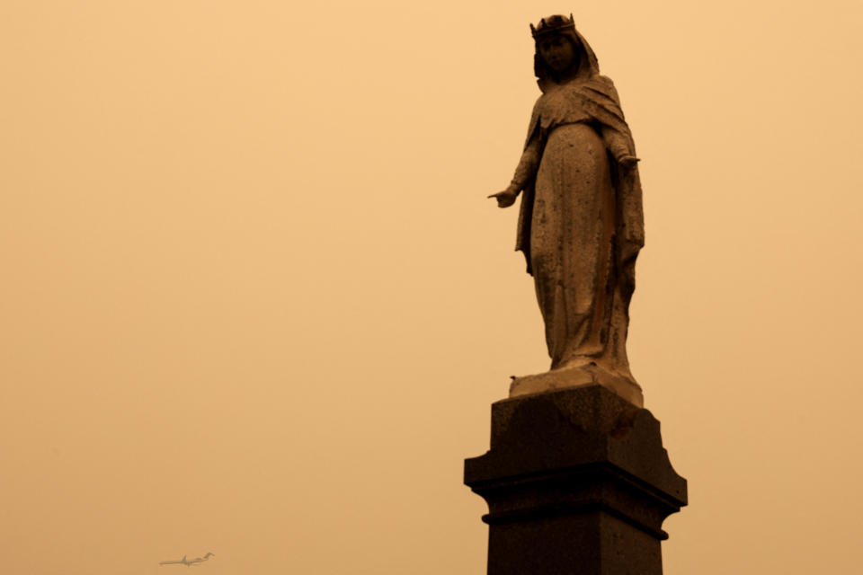 <p>An airplane approaching LaGuardia Airport flies as haze and smoke from the Canadian wildfires shroud the sky at the Calvary Cemetery in the Queens Borough of New York City, U.S., June 7, 2023. REUTERS/Shannon Stapleton</p> 