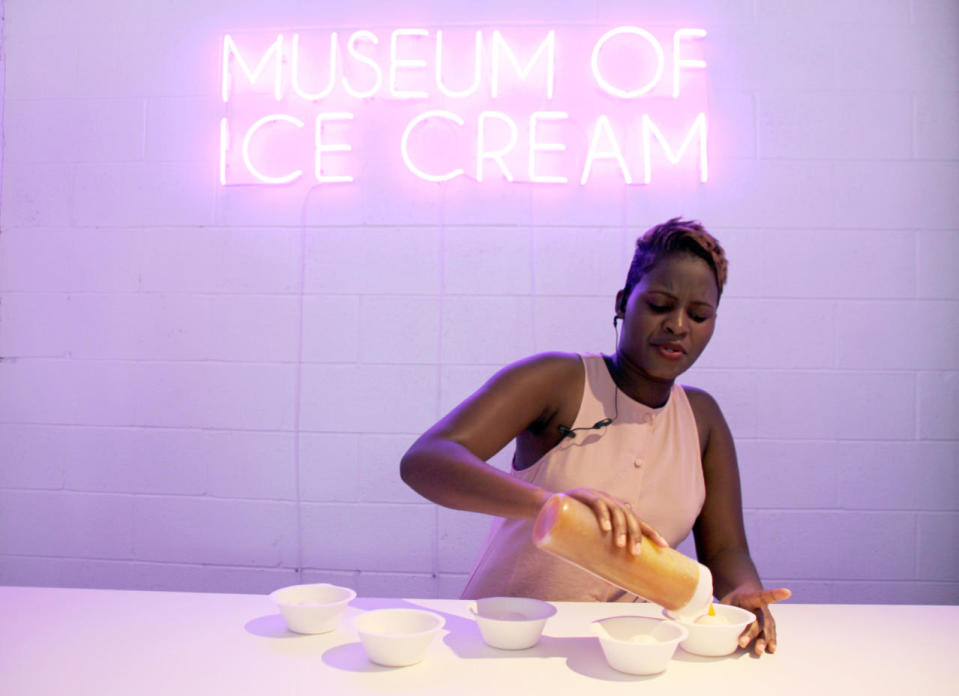 Den ersten Becher Eiscreme gibt es schon am Eingang. “Vanille mit Marshmallows und fruchtigen Cornflakes-Kringeln”, sagt die Frau am Ticketschalter und strahlt. “Museum of Ice Cream” steht in großen pinkleuchtenden Neonbuchstaben hinter ihr an der Wand, Eiscreme-Museum. Ein ganzes Museum rund ums Eis gibt es seit Freitag einen Monat lang in New York. Mitten im Hochsommer, der schwülheiß zwischen den Hochhäusern der Millionenmetropole brütet, klingt das wie das Paradies. (Bild: dpa)