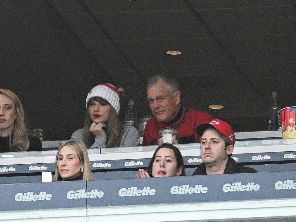 Oft an ihrer Seite: Taylor Swift mit ihrem Vater Scott - hier bei einem Football-Spiel der Kansas City Chiefs gegen die New England Patriots im Dezember in Massachusetts. (Bild: getty/Kathryn Riley / Getty Images)