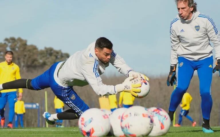 Sergio Romero se estira, ante la atenta mirada del profe Fernando Gayoso