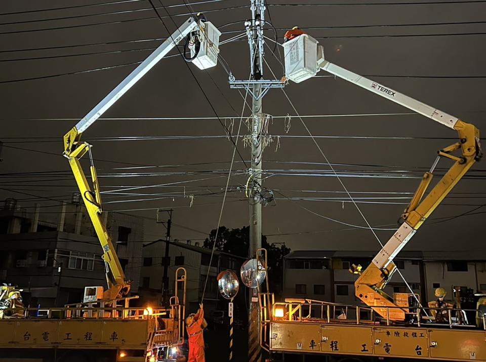 台中地區19日下午下起陣雨，台電公司傍晚接獲通報在大雅地區發生停電事件，立刻派員前往搶修，根據初步了解，停電原因是由於電擊高壓線路造成。
（中央社／民眾提供）