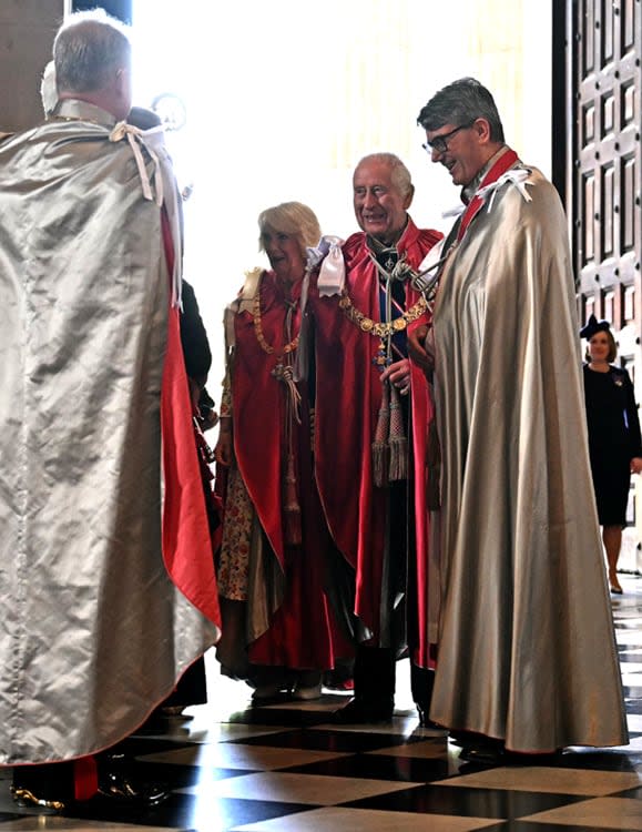 Los Reyes entran a la iglesia