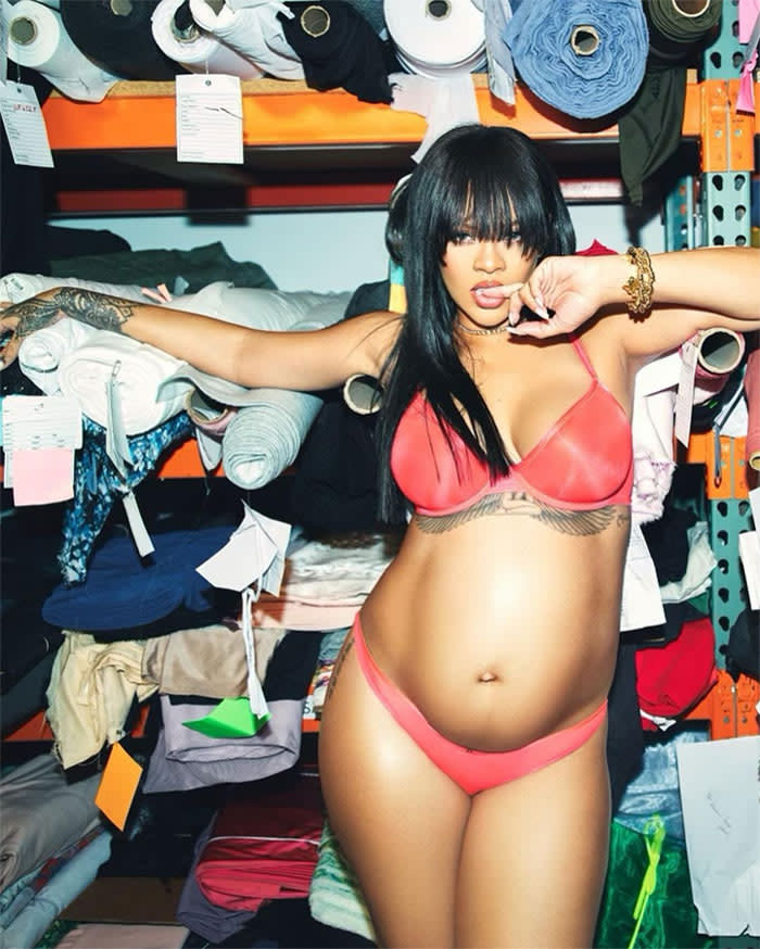Rihanna embarazada lencería