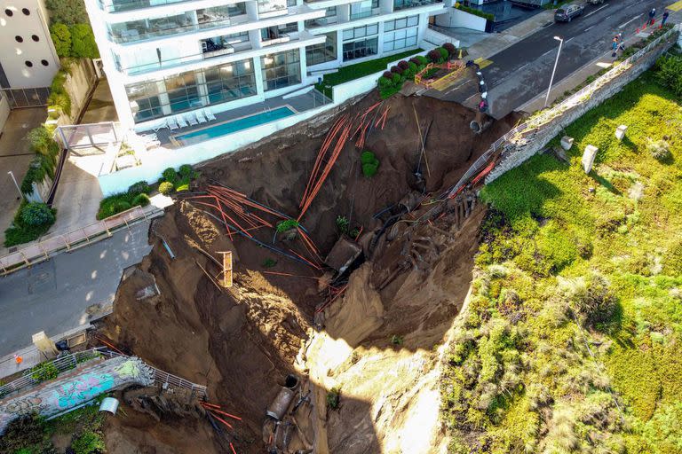 Vista aérea de un segundo deslizamiento de tierra después de 18 días del primer colapso de un colector de agua debido a las fuertes lluvias en Viña Del Mar, Chile, tomada el 11 de septiembre de 2023