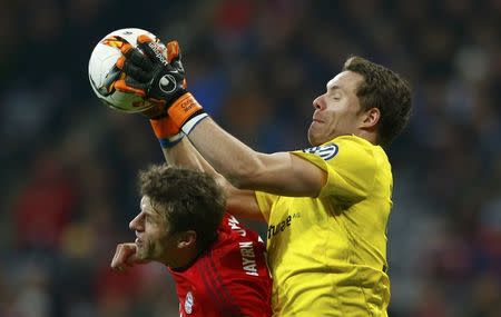 Football Soccer - Bayern Munich v SV Darmstadt 98 - German Cup (DFB Pokal) - Allianz-Arena, Munich, Germany - 15/12/15 Bayern Munich's Thomas Mueller and SV Darmstadt 98's goalkeeper Christian Mathenia in action REUTERS/Michael Dalder.