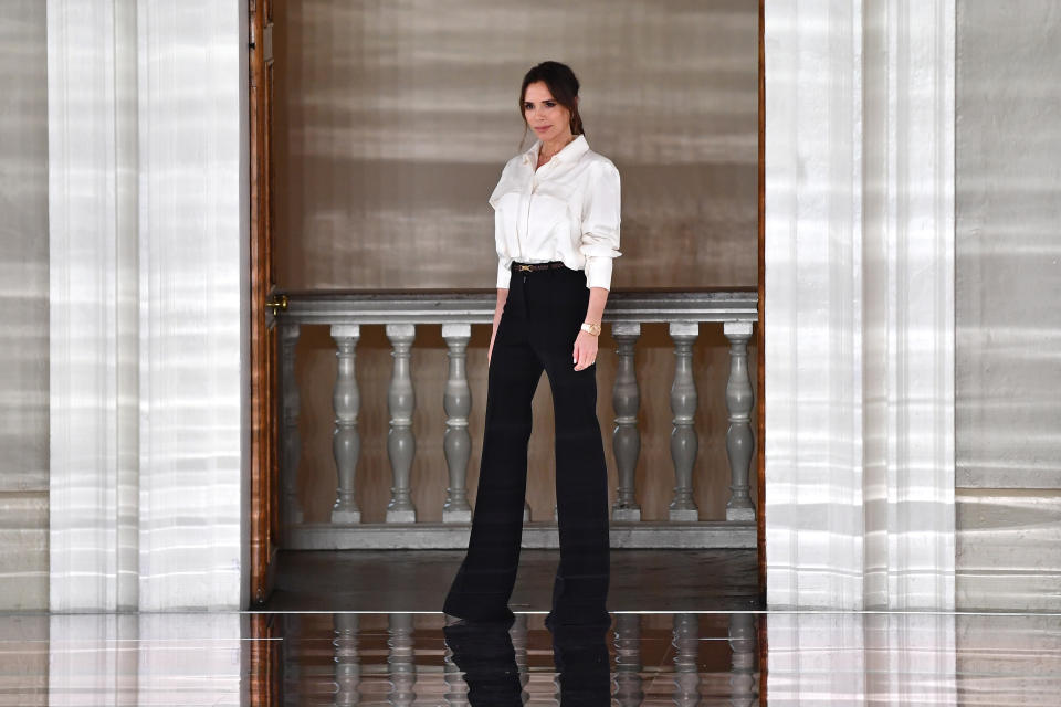 Victoria Beckham ya era un icono de moda cuando llenaba estadios con las Spice Girls, pero desde que triunfa como diseñadora su estilo es mucho más elegante y acertado. <a href="https://es.vida-estilo.yahoo.com/las-claves-de-victoria-beckham-para-llevar-la-camiseta-blanca-111405778.html" data-ylk="slk:La camiseta blanca es uno de sus básicos;elm:context_link;itc:0;sec:content-canvas;outcm:mb_qualified_link;_E:mb_qualified_link;ct:story;" class="link  yahoo-link">La camiseta blanca es uno de sus básicos</a>, pero también es muy fan del binomio <em>black & white</em>. (Foto: Gareth Cattermole / Getty Images)