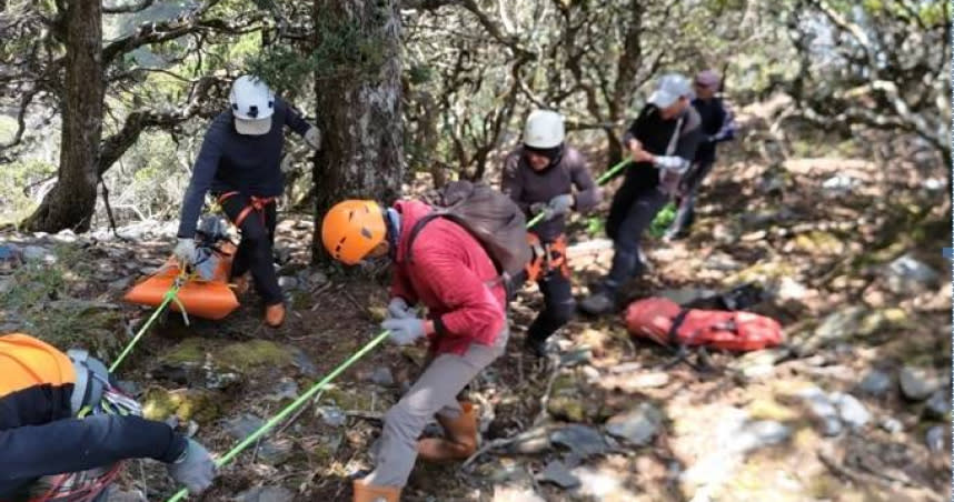 一名登山客清明連假攀爬干卓萬群峰時失聯，消防人員今日下午尋獲其遺體 。（圖／翻攝照片）