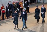 Zara Tindall y su marido Mike también se tomaron de la mano al salir de la ceremonia a la reina Isabel II (Getty Images)