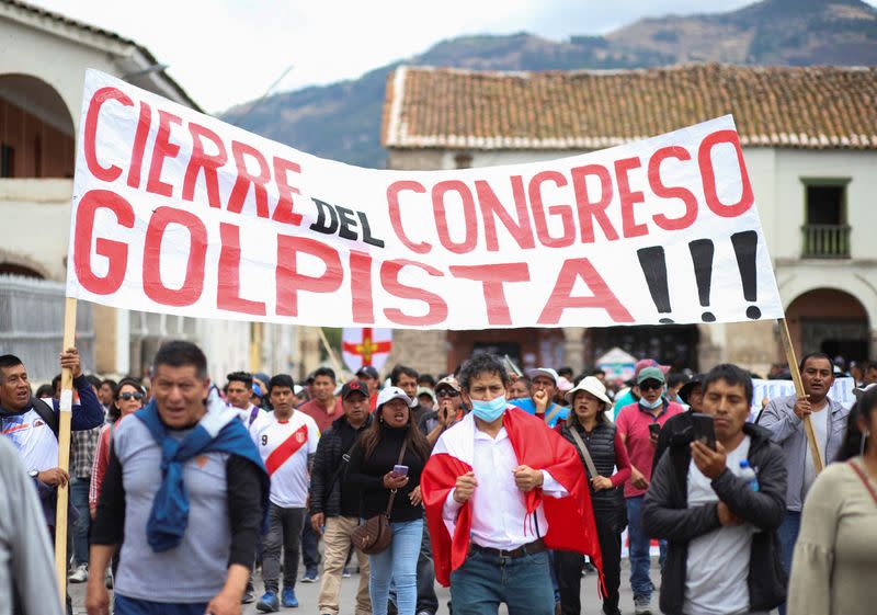Foto de Archivo. Manifestantes llevan un cartel con el que piden el cierre del Congreso, en medio de violentas protestas tras el derrocamiento y arresto del expresidente Pedro Castillo, en Ayacucho, Perú.