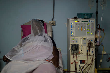 FILE PHOTO: Elimenes Fuenmayor, 65, a kidney disease patient, reacts during a dialysis session, at a dialysis centre in Maracaibo, Venezuela April 11, 2019. REUTERS/Ueslei Marcelino
