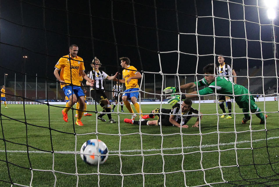 Juventus' Fernando Llorente beats Udinese's goalkeeper Simone Scuffet, to score during the Serie A soccer match between Udinese and Juventus at the Friuli Stadium in Udine, Italy, Monday, April 14 2014. (AP Photo/Paolo Giovannini)