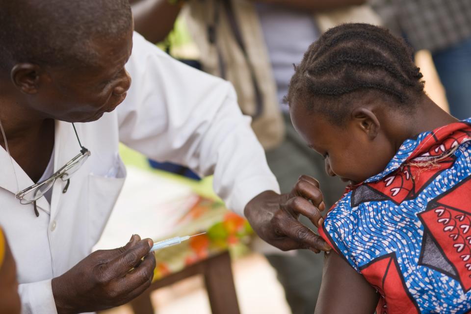 <span class="caption">Médecin de la mission de l'UNICEF participant à une campagne de vaccination contre le tétanos, République démocratique du Congo, 2008.</span> <span class="attribution"><a class="link " href="https://www.shutterstock.com/fr/image-photo/drc-democratic-republic-congo-unicef-mission-277383209" rel="nofollow noopener" target="_blank" data-ylk="slk:Valeriya Anufriyeva / Shutterstock;elm:context_link;itc:0;sec:content-canvas">Valeriya Anufriyeva / Shutterstock</a></span>