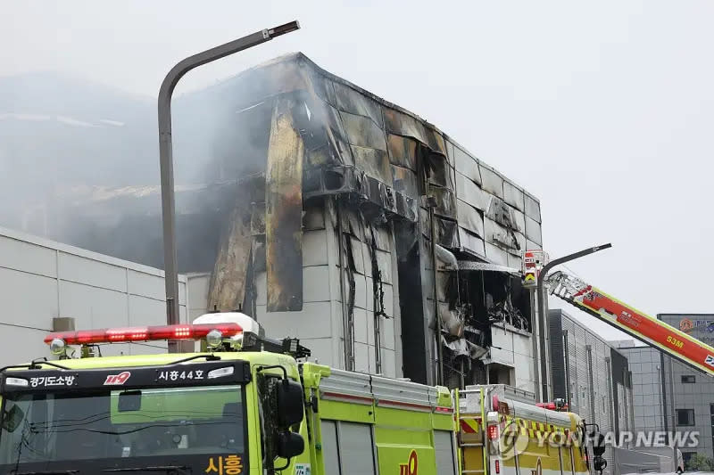 ▲韓國京畿道華城市一座鋰電池工廠發生火災，現場數度傳出爆炸聲。（圖／翻攝自韓聯社）